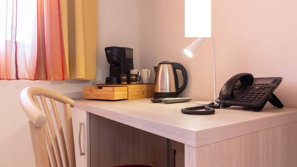 Hotel-Syraka-LR-Collection-Syracuse-Sicily-desk-detail-photo-orizzontale-room-n-10-6
