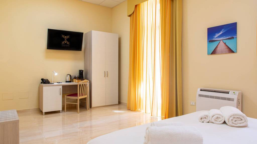 Hotel-Syraka-LR-Collection-Syracuse-Sicily-photo-room-interior-orizzontale-room-n-4-4.jpg Hotel-Syraka-LR-Collection-Syracuse-Sicily-photo-room-interior-orizzontale-room-n-4-4.jpg