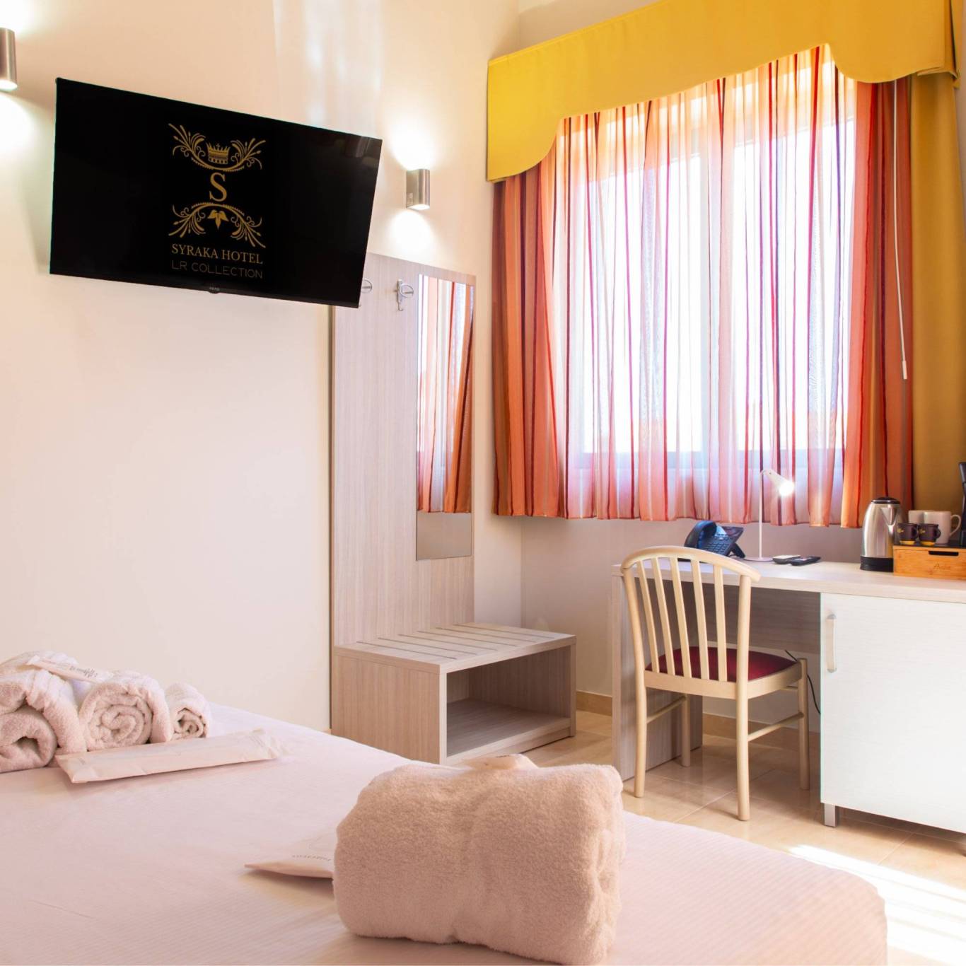 Hotel-Syraka-LR-Collection-Syracuse-Sicily-photo-desk-quadrata-room-n-9-2