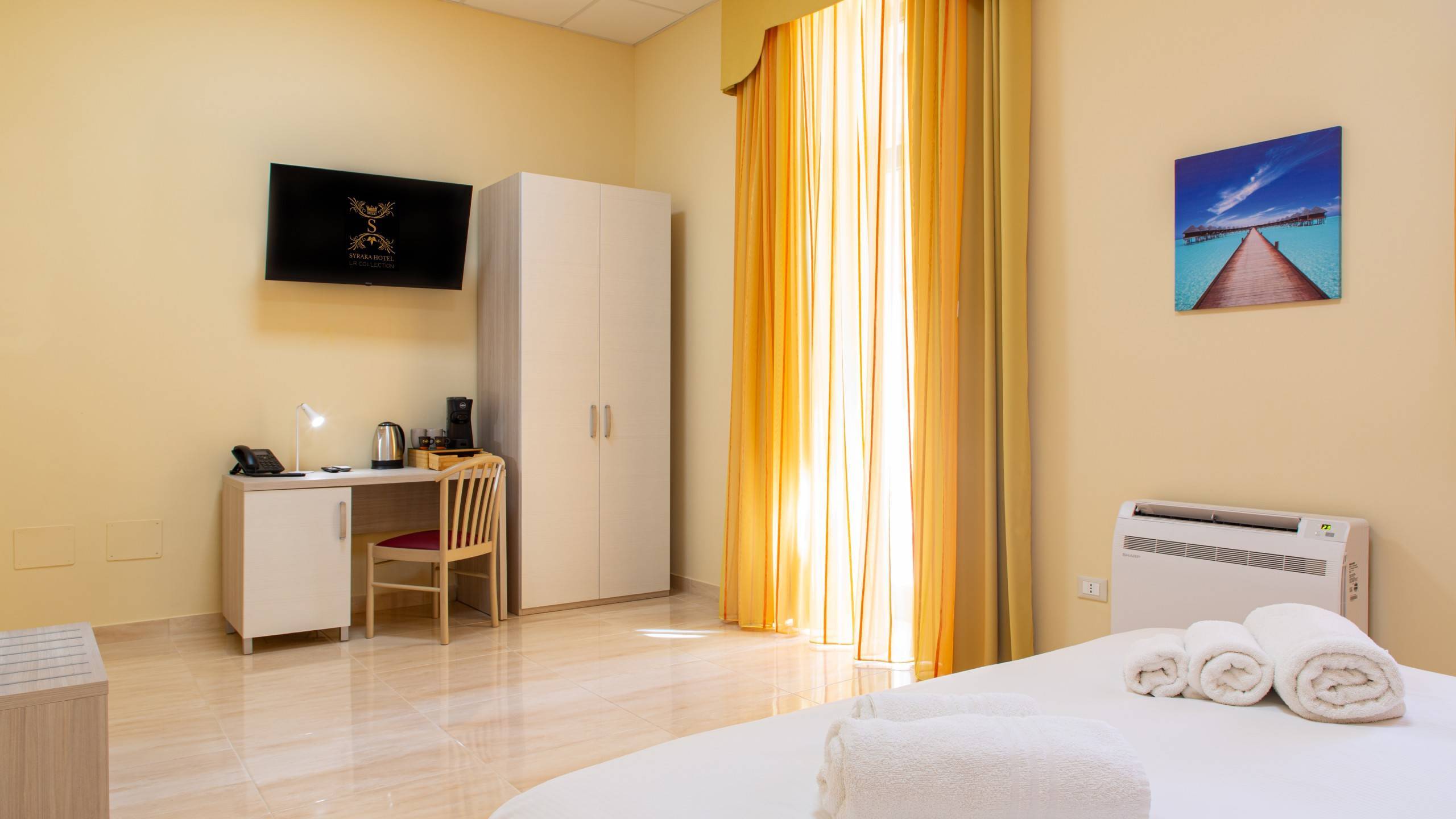 Hotel-Syraka-LR-Collection-Syracuse-Sicily-photo-room-interior-orizzontale-room-n-4-4.jpg Hotel-Syraka-LR-Collection-Syracuse-Sicily-photo-room-interior-orizzontale-room-n-4-4.jpg