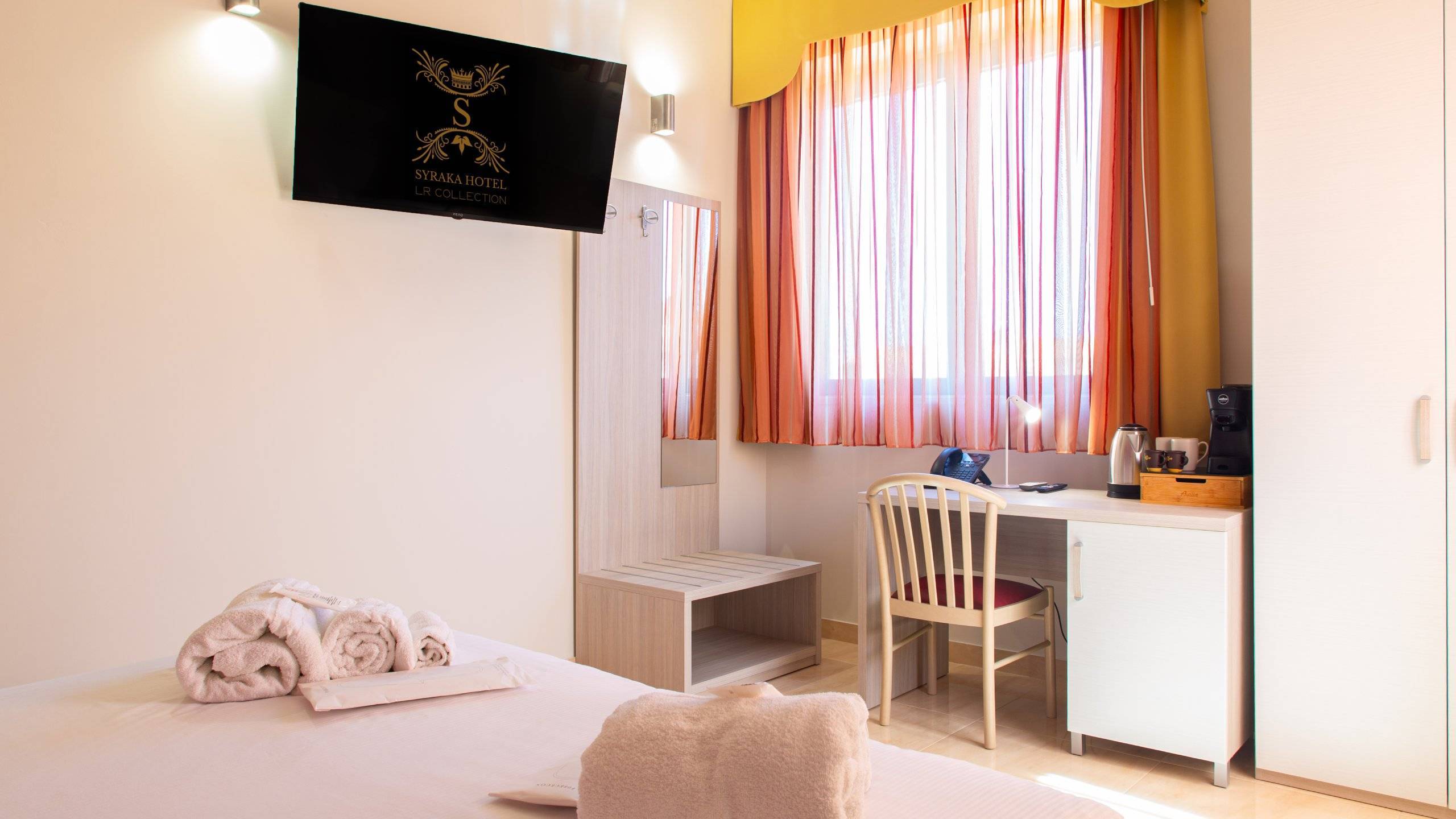 Hotel-Syraka-LR-Collection-Syracuse-Sicily-photo-desk-orizzontale-room-n-9-2