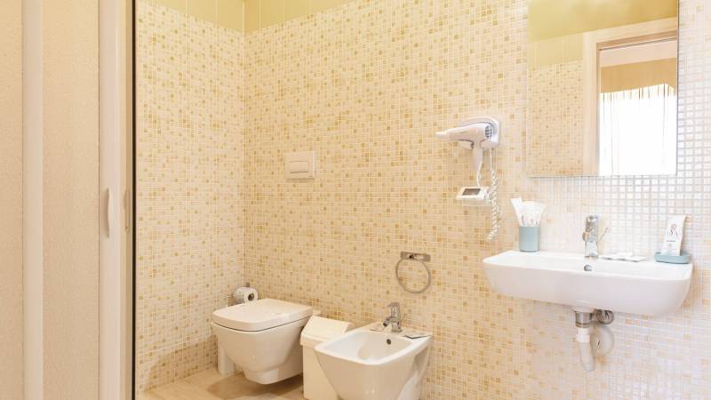 Hotel-Syraka-LR-Collection-Syracuse-Sicily-photo-bathroom-triple-bedroom-window-orizzontale-room-n-13-5