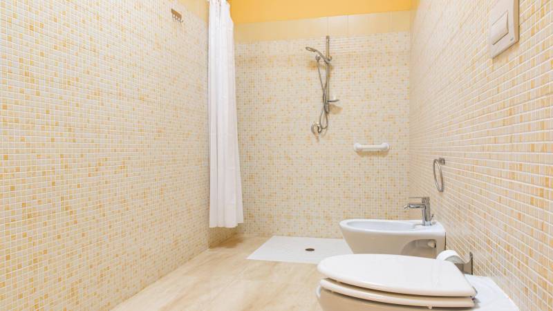 Hotel-Syraka-LR-Collection-Siracusa-Sicilia-foto-bagno-disabili-orizzontale-camera-n-6-6
