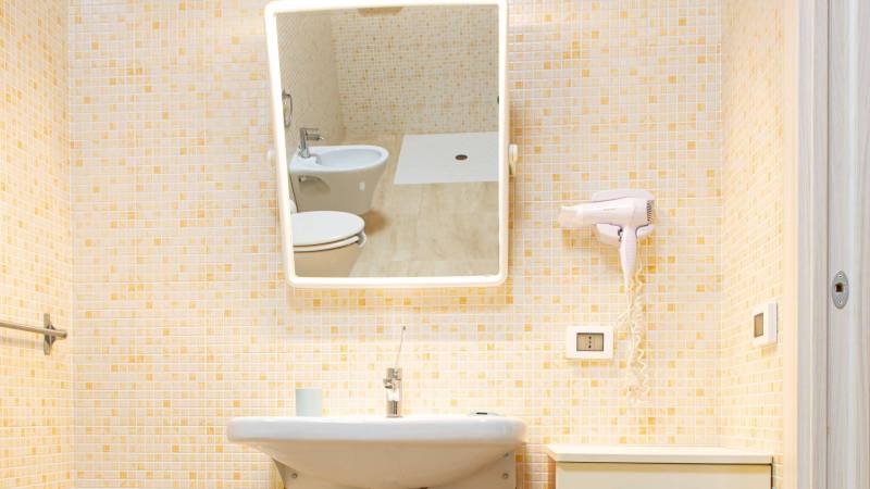 Hotel-Syraka-LR-Collection-Siracusa-Sicilia-foto-dettaglio-bagno-disabili-orizzontale-camera-n-6-9