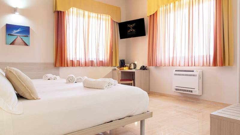 Hotel-Syraka-LR-Collection-Syracuse-Sicily-photo-interior-2-double-bedroom-with-cot-orizzontale-room-n-10-3