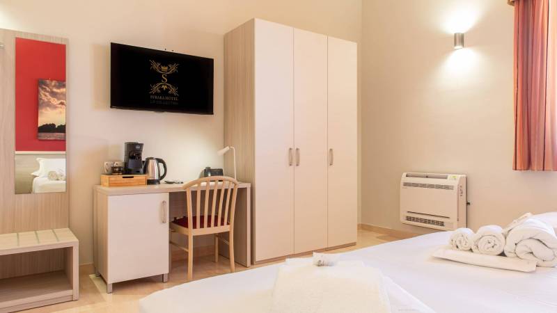 Hotel-Syraka-LR-Collection-Syracuse-Sicily-photo-interior-2-triple-bedroom-window-orizzontale-room-n-13-4