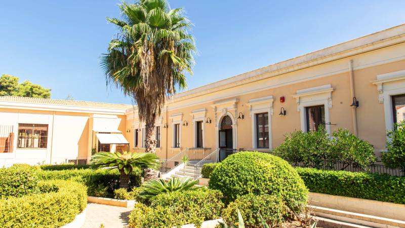 Hotel-Syraka-LR-Collection-Syracuse-Sicily-outdoor-spaces-photo-orizzontale-entrance-2 Hotel-Syraka-LR-Collection-Syracuse-Sicily-outdoor-spaces-photo-orizzontale-entrance-2