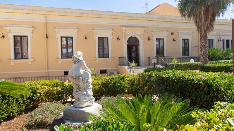 Hotel-Syraka-LR-Collection-Syracuse-Sicily-outdoor-spaces-photo-orizzontale-entrance-3 Hotel-Syraka-LR-Collection-Syracuse-Sicily-outdoor-spaces-photo-orizzontale-entrance-3