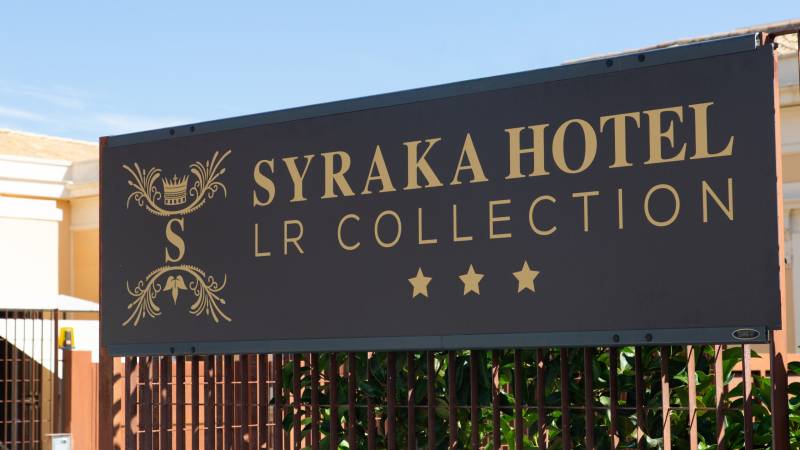 Hotel-Syraka-LR-Collection-Syracuse-Sicily-outdoor-spaces-photo-orizzontale-sign Hotel-Syraka-LR-Collection-Syracuse-Sicily-outdoor-spaces-photo-orizzontale-sign